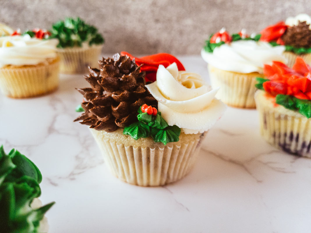 christmas-cupcakes-2-7b-1068x800