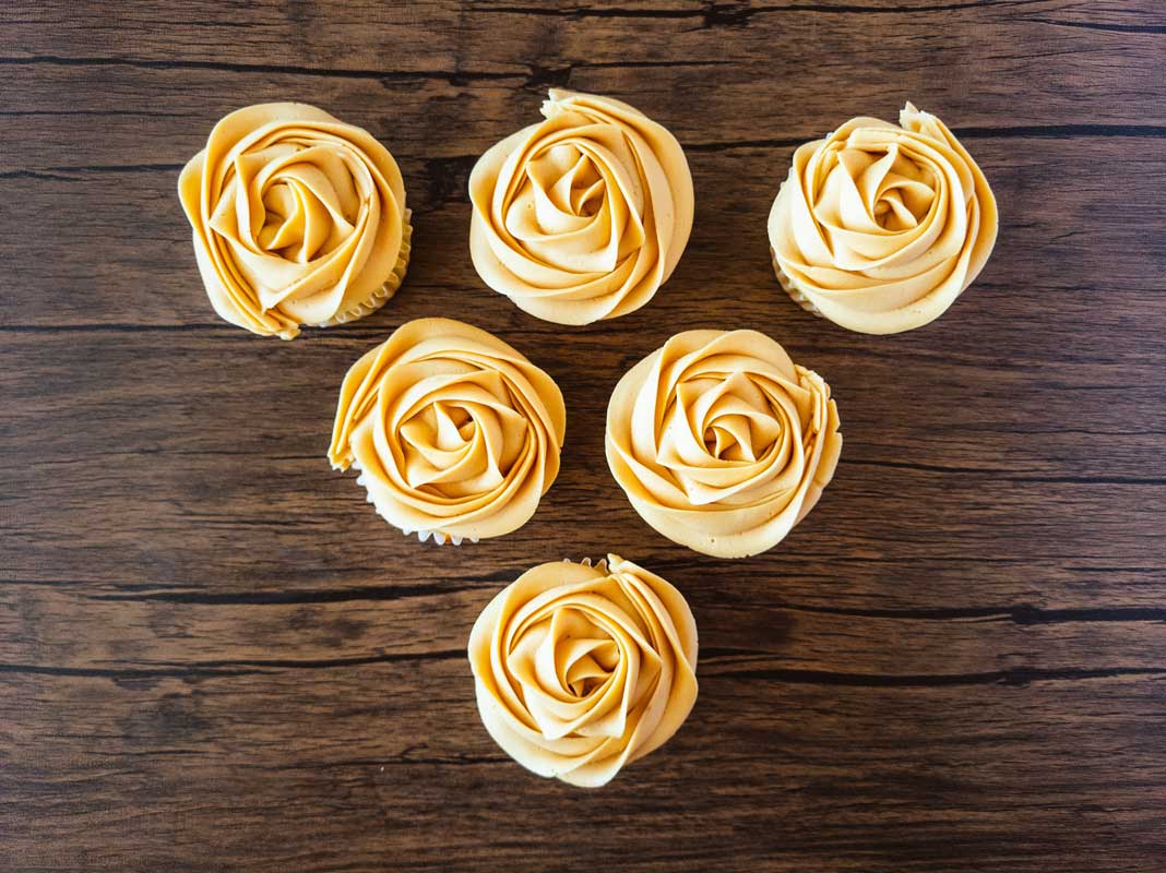 dulce-de-leche-cupcakes-1-1068x800